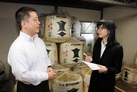 白樫政孝社長（左）に話を聞く関西学院大３年の佐野祐真佳さん＝神戸市東灘区深江浜町