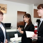 鍵庄の入江恵子代表取締役（左）に話を聞く武庫川女子大３年の垣本佳美さん（中央）と藤本光里さん＝明石市貴崎３