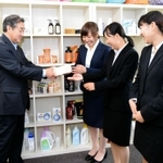 渋谷禎彦社長に話を聞く関西学院大３年の（左から）足立あきほさん、三川真子さん、岩崎あゆみさん＝いずれも神戸市中央区海岸通