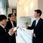 中山勇人社長（右）の話しを聞く愛知大３年の（左から）新美翔也さんと伊藤友美さん＝神戸市東灘区御影中町２、サンエース