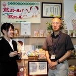 植垣清貴代表取締役（右）に話を聞く兵庫県立大３年の小谷綾里さん＝加古川市平岡町高畑