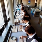真珠の選別、加工作業の様子（大月真珠提供）