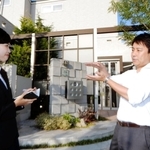 本社近くの店舗で有本哲也社長（右）に話を聞く兵庫県立大３年の田中彩華さん＝いずれも神戸市東灘区向洋町中６、ガーデンプラス神戸