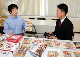 吉田直斗社長（左）に話を聞く甲南大３年の市川智也さん＝神戸市長田区神楽町２