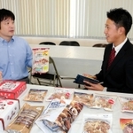 吉田直斗社長（左）に話を聞く甲南大３年の市川智也さん＝神戸市長田区神楽町２