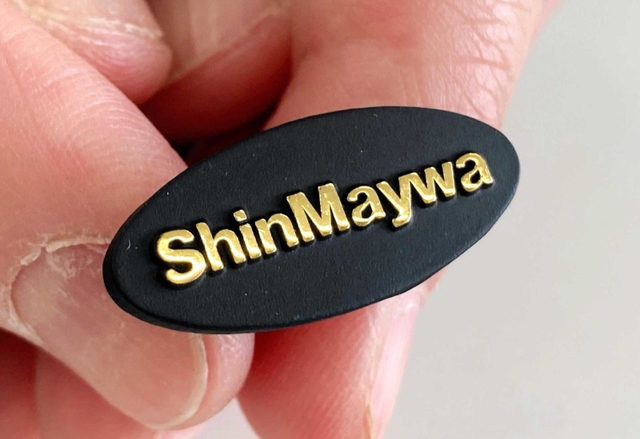 「めい」は「Ｍｅｉ」ではなくて「Ｍａｙ」。「ＳｈｉｎＭａｙｗａ」の金色ロゴが映える新明和工業の社章