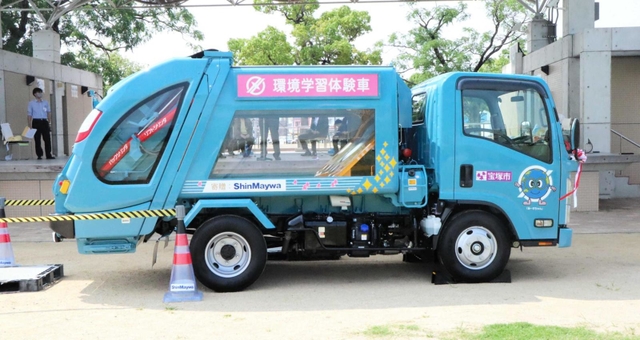 環境学習用のごみ収集車。ロゴマークが車体にある（同社提供）