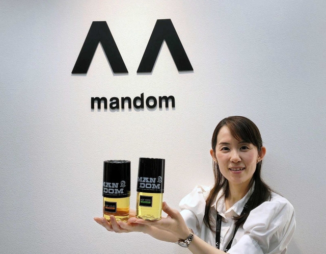 福崎工場で生産されているマンダムシリーズ。商品には当時と同じロゴ＝大阪市中央区十二軒町、マンダム