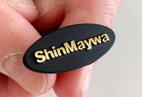 「めい」は「Ｍｅｉ」ではなくて「Ｍａｙ」。「ＳｈｉｎＭａｙｗａ」の金色ロゴが映える新明和工業の社章