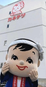 てっちゃんの着ぐるみはＳＮＳなどに登場する＝神戸・六甲アイランド、カネテツデリカフーズ（提供写真）