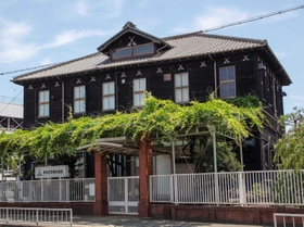 本社旧館。重厚感を醸し出す建築に神代鍬のマークが刻まれる＝加古川市別府町緑町