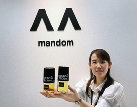 福崎工場で生産されているマンダムシリーズ。商品には当時と同じロゴ＝大阪市中央区十二軒町、マンダム