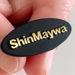 「めい」は「Ｍｅｉ」ではなくて「Ｍａｙ」。「ＳｈｉｎＭａｙｗａ」の金色ロゴが映える新明和工業の社章