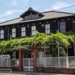 本社旧館。重厚感を醸し出す建築に神代鍬のマークが刻まれる＝加古川市別府町緑町