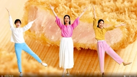 最新の「黒豚とんかつ編」。「サックサク」「柔らかぁ」「めっちゃあまい」と、三人娘のセリフは「ふ～ん」から具体的なものに（曲田商店提供）