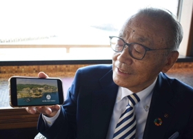 ＣＭへの愛着を話す木下紘一会長＝洲本市小路谷