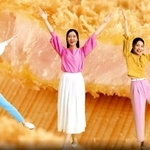 最新の「黒豚とんかつ編」。「サックサク」「柔らかぁ」「めっちゃあまい」と、三人娘のセリフは「ふ～ん」から具体的なものに（曲田商店提供）