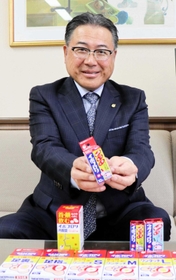 イボコロリを手にする横山製薬の井上雅文社長＝明石市相生町２