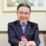 イボコロリを手にする横山製薬の井上雅文社長＝明石市相生町２