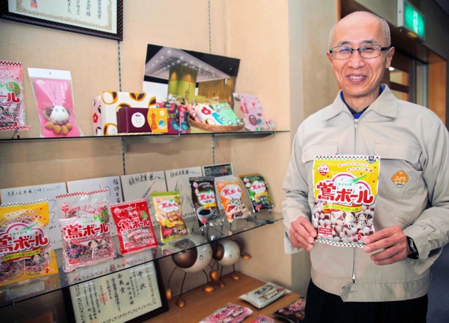 かつては海外向けのＣＭも作っていたことなどを教えてくれた植垣米菓の植垣清貴社長＝加古川市平岡町高畑、同社
