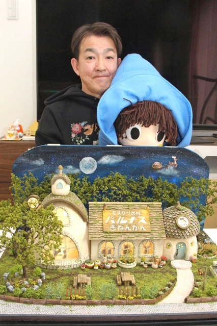 「いつか開きたい」と夢を抱く「パルナス記念館」の模型を紹介する藤中健二さん＝加西市東長町