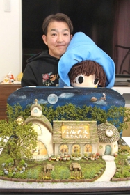「いつか開きたい」と夢を抱く「パルナス記念館」の模型を紹介する藤中健二さん＝加西市東長町