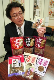 商品を手にする岡本敦営業部長。高タンパク、低脂肪の健康食としても注目が高まる＝神戸市東灘区向洋町西６