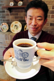 「宮水珈琲」を手にする吉谷啓介社長＝神戸市中央区中山手通１