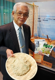 「純とろ」を手にする関忠司相談役。年間販売個数は７５０万パックに上る＝神戸市中央区港島中町６、フジッコ