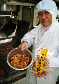 「いかり豆は有馬芳香堂のベース」と、有馬英一社長。「子どもたちのおやつのニーズも増えているよう」と目を細める＝兵庫県稲美町加古