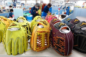 職人の手作業で製造される野球用グラブ＝宍粟市波賀町、ミズノテクニクス波賀工場