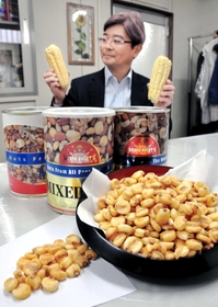 「粒は大きいけど、本体の大きさは普通のトウモロコシと変わらないんです」と話す社長の鈴木泰一さん＝神戸市灘区都通１