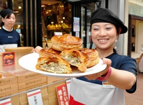 神戸牛を使ったミートパイ。店頭のオーブンで仕上げ、焼きたてを提供する＝神戸市中央区元町通１、ユーハイム本店