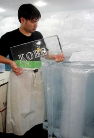 気泡がなく、向こう側まで透き通って見える矢内商店の氷。氷室では零下６～１０度で管理する。「温度が低すぎてもひびが入る」と矢内秀和専務＝神戸市中央区元町通５
