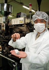 ４０年ほど前に輸入した機械で生産したティーバッグを手にする神戸紅茶社長の下司善久さん＝神戸市東灘区住吉浜町