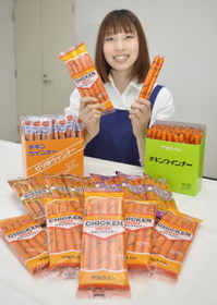 「小腹がすいたときのおやつにもぴったり」。子どもからお年寄りまで幅広い世代に愛されるチキンウインナー＝兵庫県多可町中区