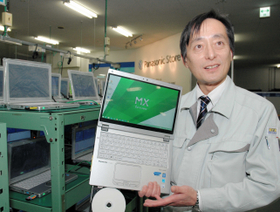 ＤＶＤを再生できるドライブ付きで重さ約１キロという最新モデルを手にする清水さん。海外の顧客もよく工場の視察に訪れる＝神戸市西区高塚台１、パナソニックＩＴプロダクツ事業部神戸工場