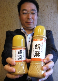 商品を手に「『天下一の味』は、社員全員がおいしいと感じた商品だけに付けるシリーズです」と山竹順文社長＝尼崎市常松１、サンフード