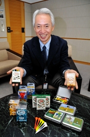 木製ティーの魅力を語る黒田昌生さん。右手に持つのが国内で最初に発売されたシラカバ製のティーだ＝神戸市中央区脇浜町３
