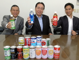 「神戸居留地」シリーズの飲料を手にする（左から）富永彰良会長、田中憲一社長、富永昌平取締役＝神戸市中央区御幸通５、富永貿易本社