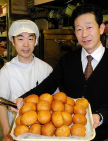 「パルナスの味を知る人から、『この味や』と言われるとうれしい」。古角武司さん（右）と店長の宮城富保さん＝尼崎市神田中通１、モンパルナス
