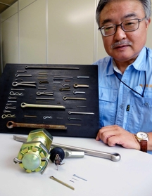 大小の割ピンを示す社長の田路和男さん。直径１ミリ未満から、橋に使う大きなものまで幅広い＝姫路市花田町小川、旭ノ本金属工業所
