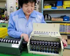 消費者に直接売ることはないが、「身近な製品の製造には不可欠」と藤浪芳子社長＝神戸市西区高塚台６、昭和精機本社