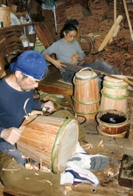 昔ながらの道具を使ってたるを作る西北八島さん（奥）ら＝神戸市灘区大石南町１、たるや竹十