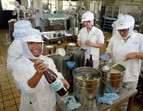 カルピーを瓶詰めする生徒たち＝加古川市平岡町新在家、県立農業高校