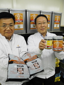 チャツネの茶褐色は香ばしさの証し。業務用の一斗缶から家庭・店舗用の瓶入りまでそろう＝加古川市野口町水足、ハリマ食品