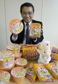 エースコックのワンタンメンと大阪支店長、大矢剛史さんは同い年。「うちも含め、３世代でひいきという家庭も多いようです」＝大阪府吹田市江坂町１