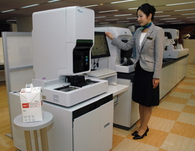 病院で機器を扱う臨床検査技師の緊張を和らげるため、曲線を多用した最新型の血球計数装置。２０１１年度のグッドデザイン賞を受けた＝神戸市西区室谷１、ソリューションセンター