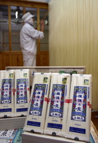 職人が手作業で細く仕上げる。手延素麺トップシェアの「揖保乃糸」＝宍粟市山崎町