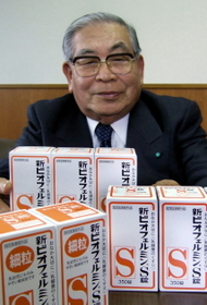 製品をＰＲする大西章史会長。長年愛されてきたのは「飲めば効く、というのが一番大きい」＝神戸市長田区三番町５、ビオフェルミン製薬